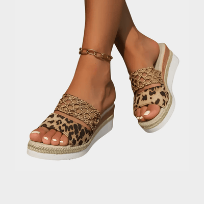 MADDISON | LIGHTWEIGHT LEOPARD PRINT SANDALS.