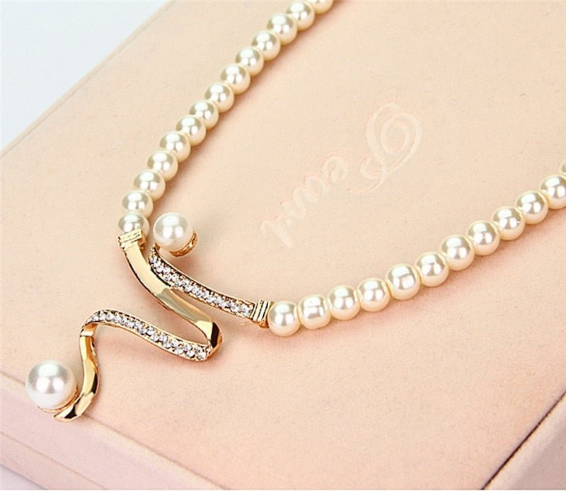 MARIA | PEARL NECKLACE AND EARRINGS SET