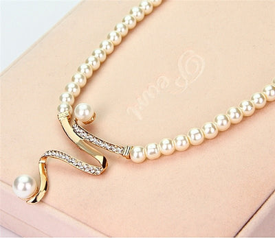MARIA | PEARL NECKLACE AND EARRINGS SET